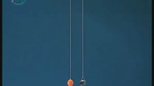 Опыты по физике. Независимость периода колебаний нитяного маятника от массы груза