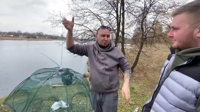 ВЫБРАЛИСЬ на РЫБАЛКУ ЛОВИМ НА КОРМАКИ / СТАВИМ РАКОЛОВКИ смотреть онлайн