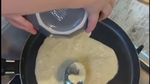 Готовим на завтрак овсяный блинчик с сыром и колбасой. смотреть онлайн