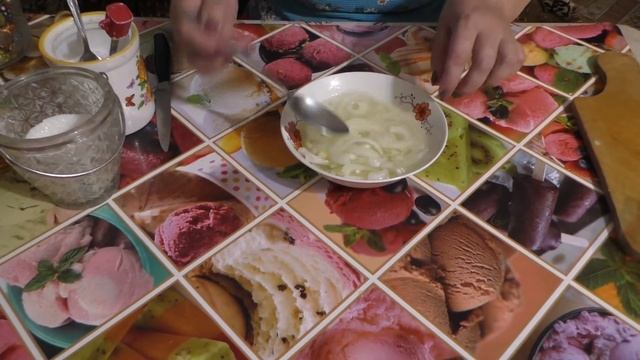 Мариную лук. Подходит для мяса, шашлыка, салатов. смотреть онлайн