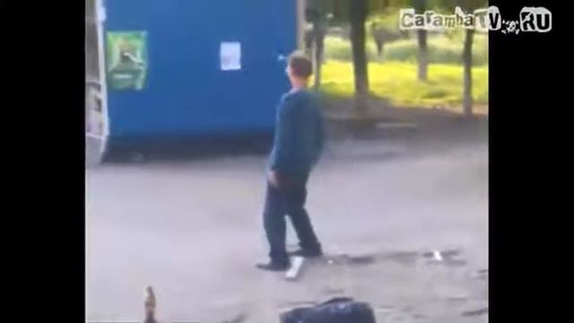 Пьяный мужик пытается добраться до автобусной остановки смотреть онлайн