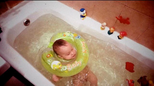 Наш любимый сын, вечернее купание перед сном. смотреть онлайн