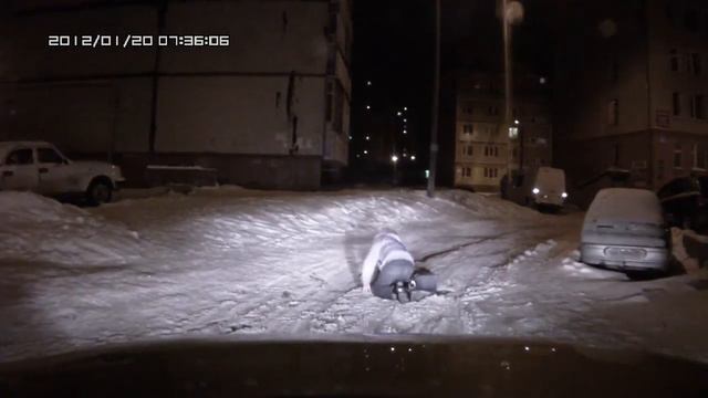 Пешеход во дворе.mp4 смотреть онлайн