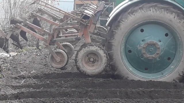 т 40ам,нарезаю бороздки дома и засыпаю мотоблоком смотреть онлайн