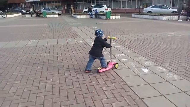 Настя на самокате в первый раз /учимся кататься смотреть онлайн