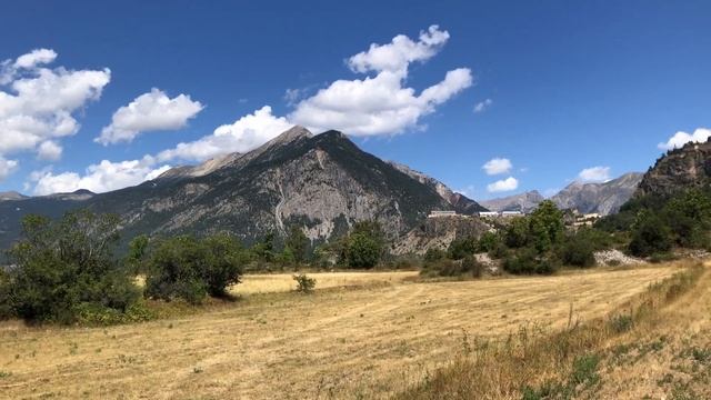 Vue du Rocher Gafouille, un site d'escalade à Briançon, France смотреть онлайн