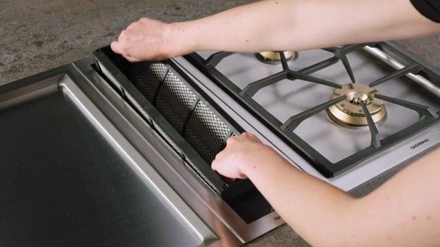 Changing and cleaning the grease filter of the Gaggenau downdraft ventilation 400 series | Gaggenau смотреть онлайн