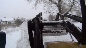 Пользуюсь ножами отвала и челюсти при уборке снега. И заодно разговариваю о важном.