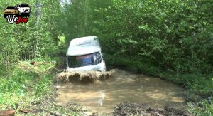Офф роуд УАЗ Буханка на бездорожье прёт как танк. Нива тоже не отстаёт