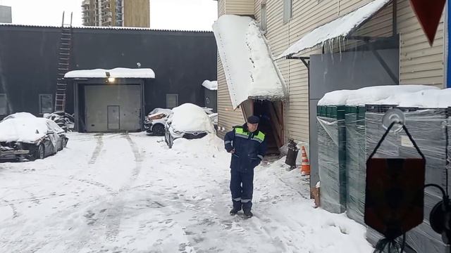 Торгуюсь с охраной.Цена заезда на территорию.