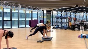 Тренировка на босу с гантелями в зале. Прямой эфир