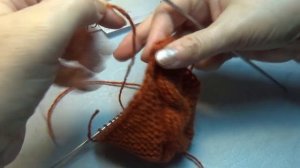 #729 Красивые и уютные тапочки спицами_ следки с объемной косой