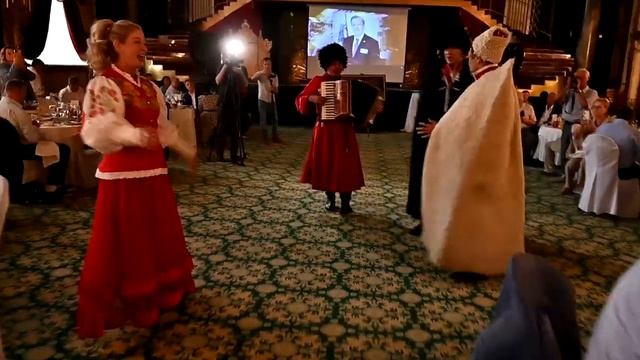 АНСАМБЛЬ КАЗАЧИЙ ДЮК ПОЗДРАВЛЯЕТ ЮБИЛЯРА. ВЫХОД смотреть онлайн