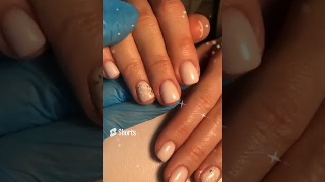 Светлый маникюр гель лаком #shorts смотреть онлайн