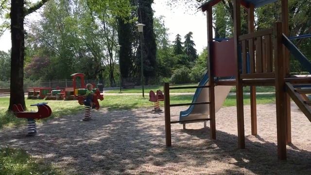 На качелях в парке Вероны смотреть онлайн