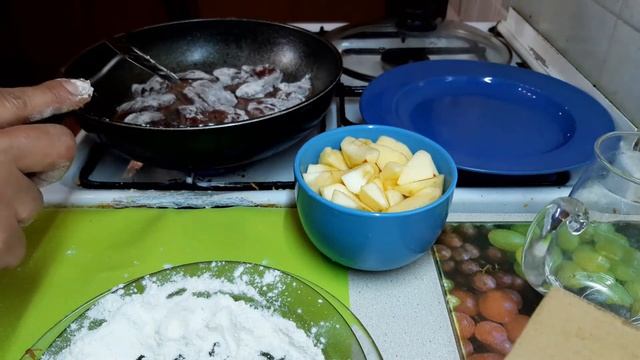 КУРИНАЯ ПЕЧЕНКА С ЯБЛОКАМИ ! КАК ВКУСНО ПРИГОТОВИТЬ КУРИНУЮ ПЕЧЕНКУ. смотреть онлайн