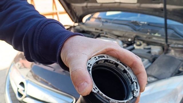 Как снять воздушный патрубок с дроссельной заслонки на Opel Insignia 2.0T бензин