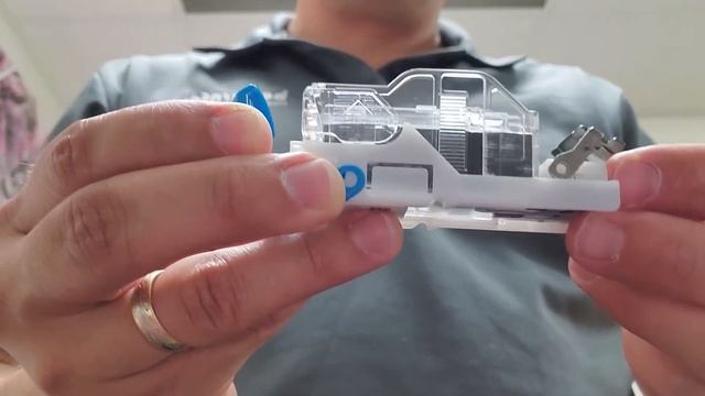 Changing Staples on Konica Minolta copiers смотреть онлайн