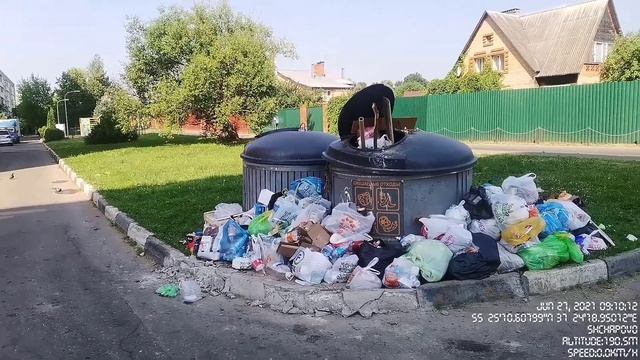 27.06.2021г. 9:10. Опять завалы мусора между домами №52 и №53. смотреть онлайн