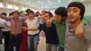 на столе стоит бутылка