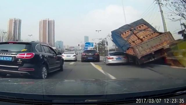 Грузовик засыпал кирпичами легковушку смотреть онлайн