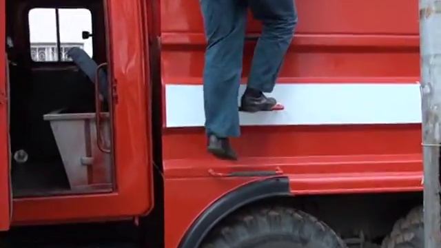 ребёнок упал в колодец.....высотой 4,5 метра возле учебного заведения! смотреть онлайн