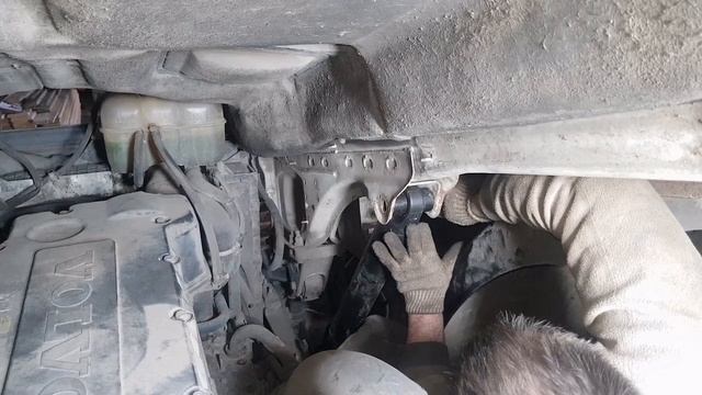 замена цилиндра подьема кабины VOLVO FH 12 смотреть онлайн