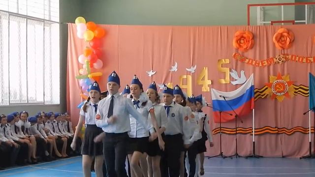 "Смотр песни и строя" Исполнение песни и прохождение торжественного марша (6 класс) смотреть онлайн