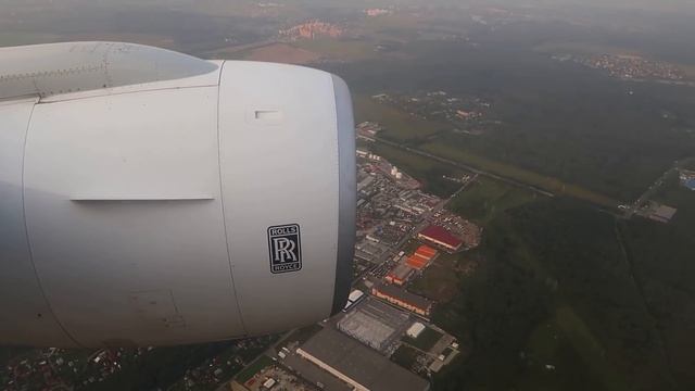 Посадка в Домодедово Boeing 777-200ER ИрАэро смотреть онлайн