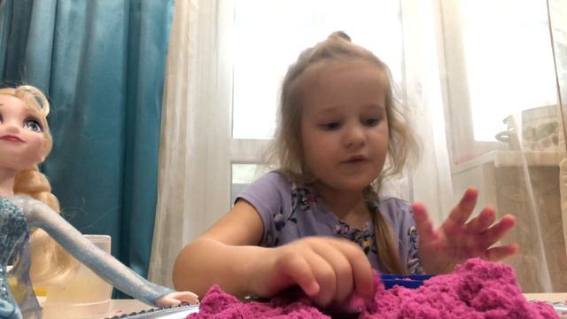 Miss Masha играет с кинетическим песком. Домашняя песочница смотреть онлайн
