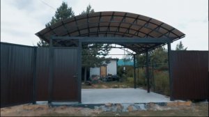 Монтаж поликарбоната на арочный навес.