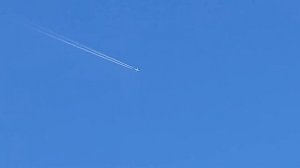 Инверсионный след от самолёта. Airbus A350-941