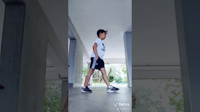 tiktok dance 3 - umbrella смотреть онлайн