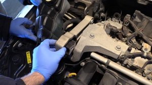 Замена реактивной тяги / опоры двигателя на Volvo.