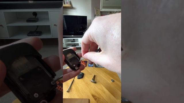 Changing The Battery On A Lexus CT200h Key смотреть онлайн