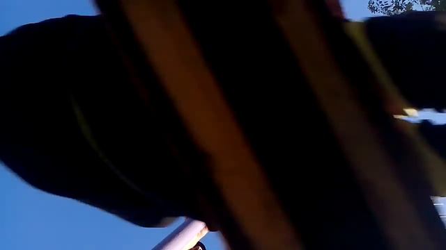 Как качаются нормальные пацаны на качелях. смотреть онлайн