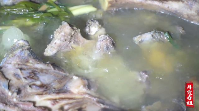 66买副牛骨架，春姐支口大锅柴火炖，5人抱骨头啃吃面喝汤，痛快【丹霞春姐】