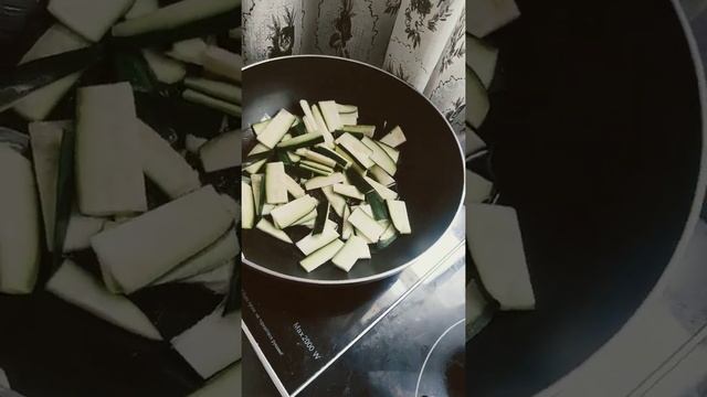 Вкуснейшая яичница с кабачками и зелёным луком! смотреть онлайн