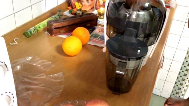Philips HR1855 Juicer performance. Bought in Singapore expo hall year end sale. смотреть онлайн