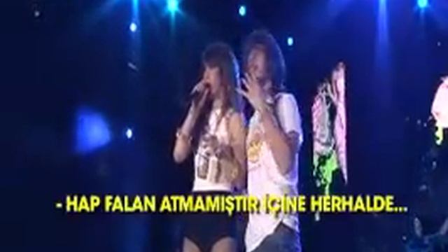 HANDE YENER'İN ABARTILI SAHNE KOSTÜMÜ, GENÇLERİ ÇILDIRTTI