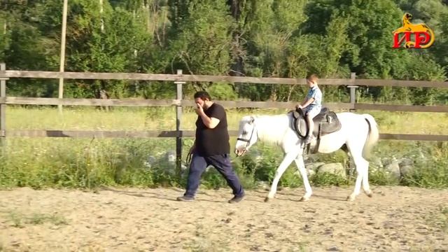 Вынужденные переселенцы из ДНР побывали на ипподроме в селе Сацхен Цхинвальского района. смотреть онлайн