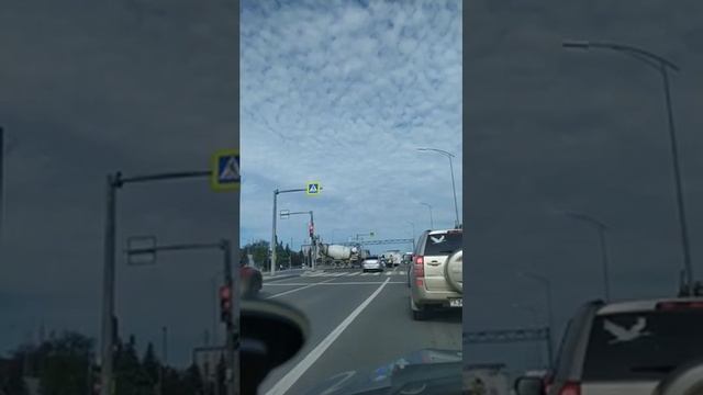 На западе Волгограда бетономешалка протаранила иномарку смотреть онлайн