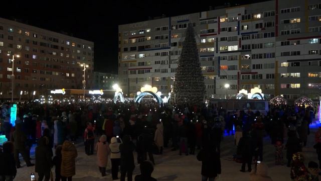 На центральной площади Нового Уренгоя зажглась ногодняя елка смотреть онлайн