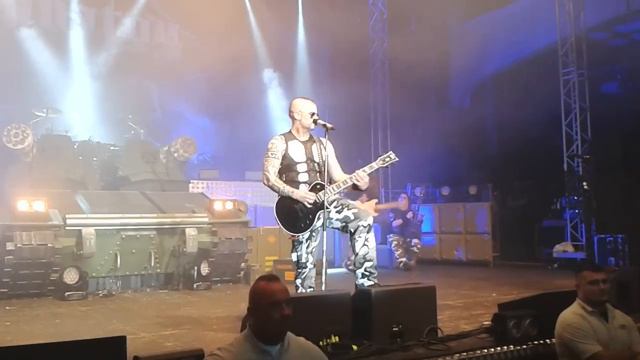 Sabaton's Joakim Broden Shows His Guitar Skills - 08.01.14 Oberhausen