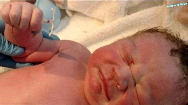 Когда ребёнок появился на свет все побледнели! То, что держал в ручке этот малыш... смотреть онлайн