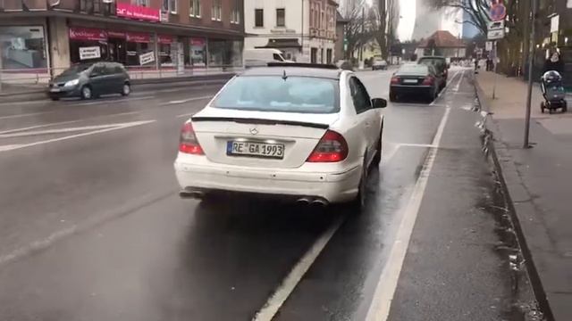 Mercedes E 500 Straight pipes !! W211 смотреть онлайн