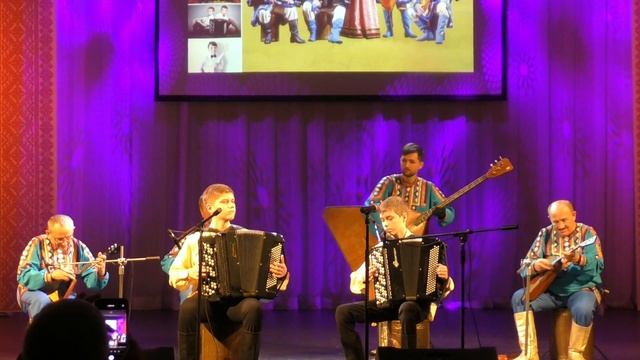 "На горе-то калина" Исп. ансамбль "Донцы", солисты баянисты братья Михаил и Дмитрий Година смотреть онлайн