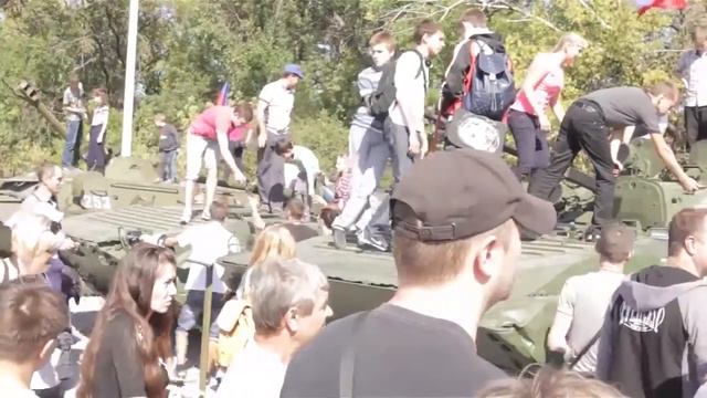 Осмотр техники взрослыми и детьми на танковом биатлоне. Торез. 24.09.2015 смотреть онлайн