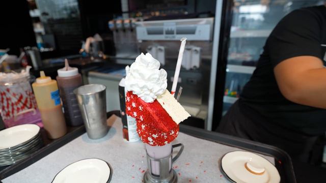 Eating in Singapore Most Iconic Hotel смотреть онлайн