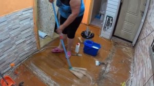 #стелим линолеум в прихожей#